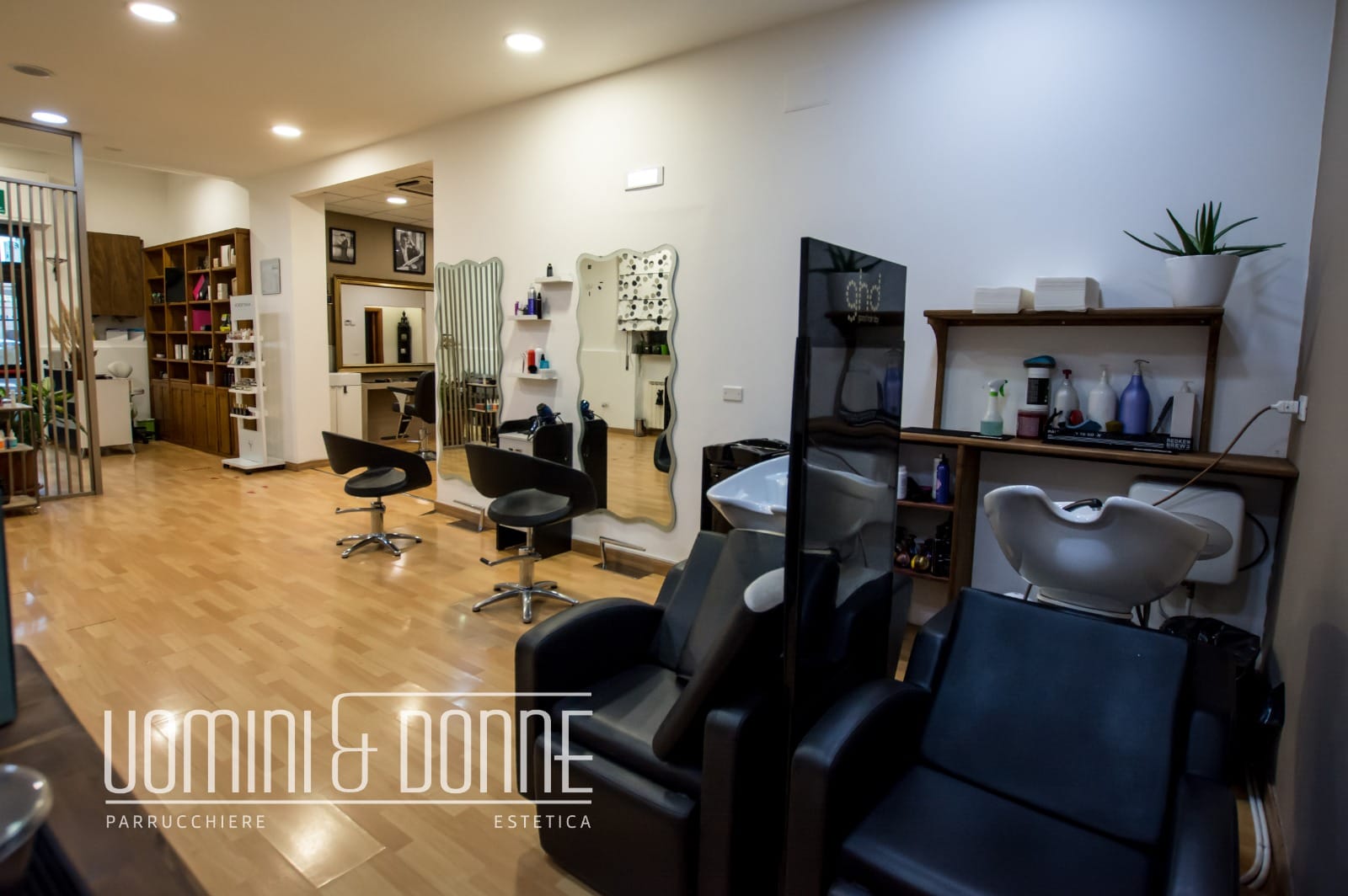 Zona lavatesta relax e espositori prodotti styling GHD