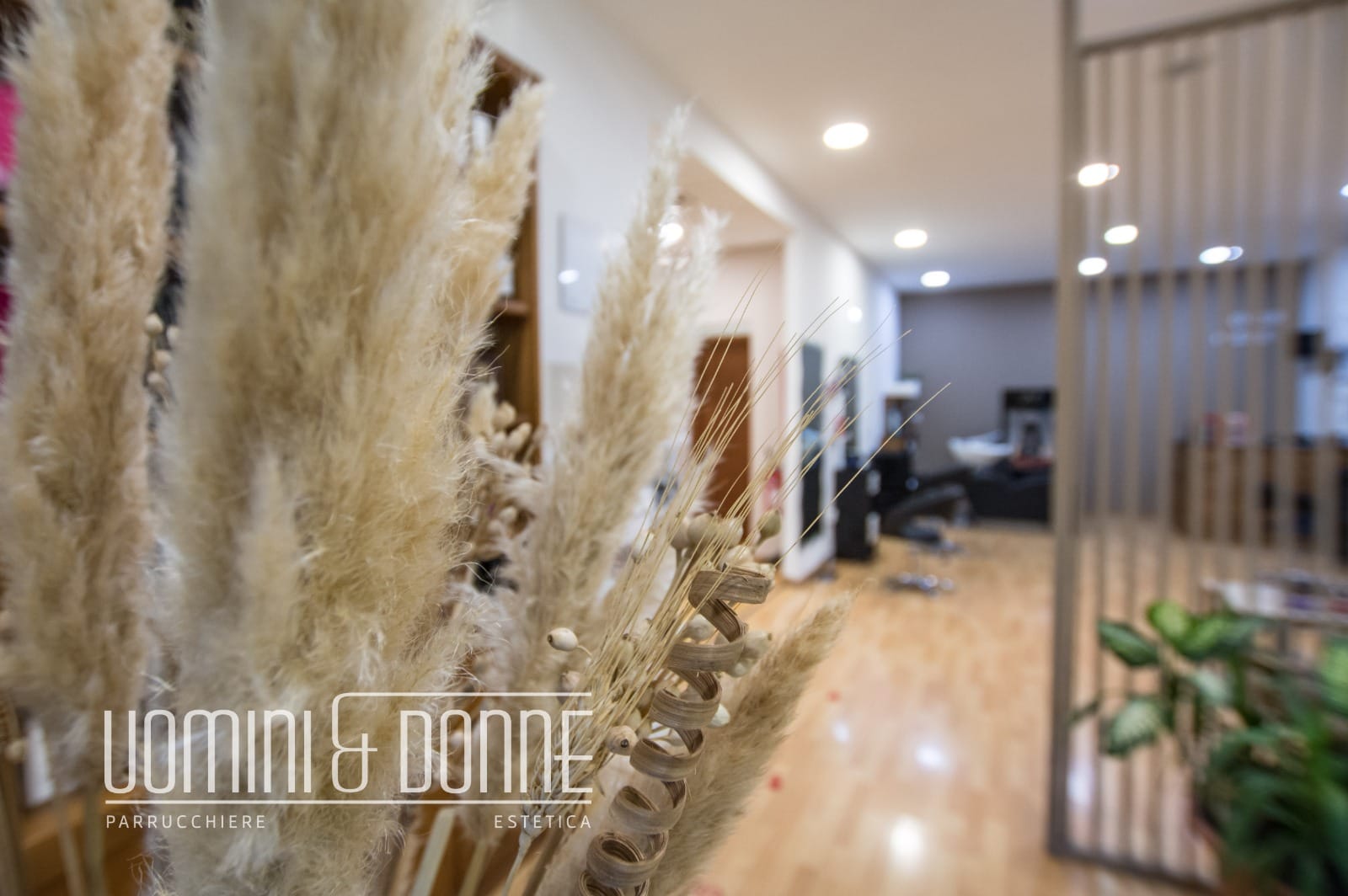 Zona lavaggio relax con poltrone ergonomiche